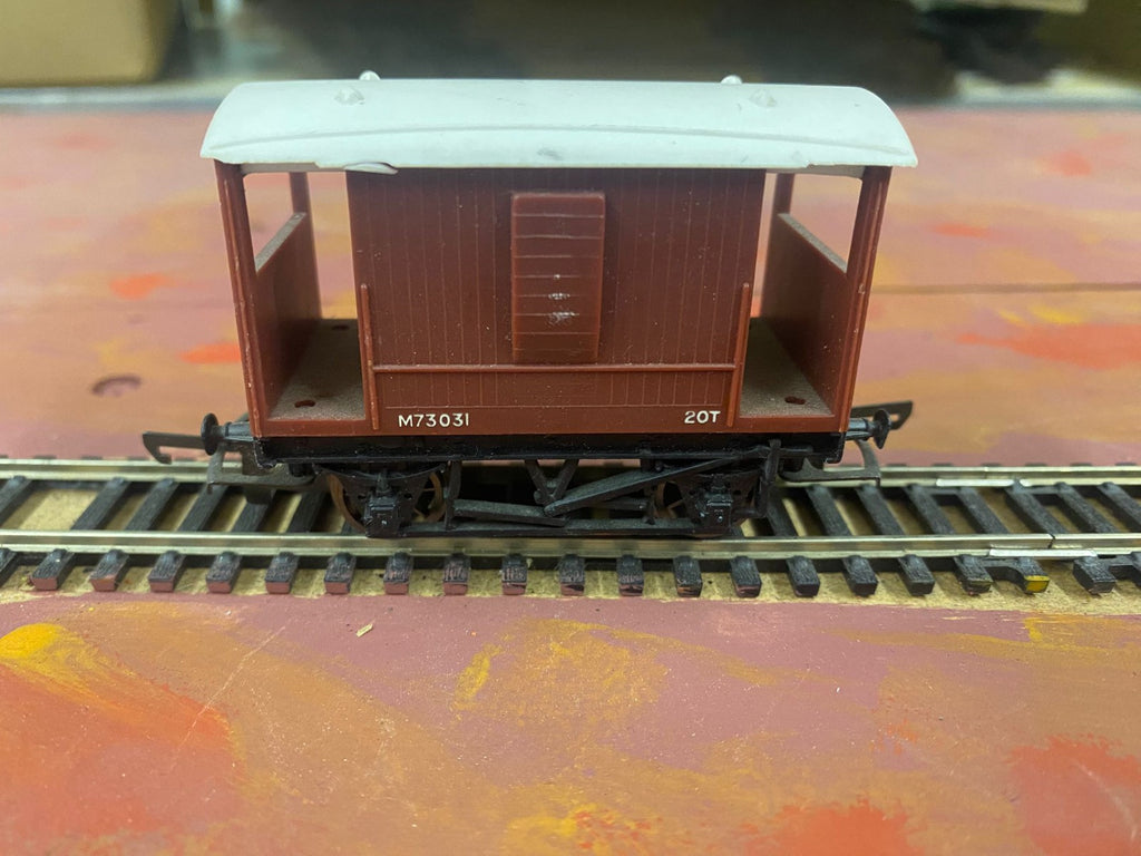 Tri-ang R16 OO Gauge BR 20T Brake Van M73031 Brown