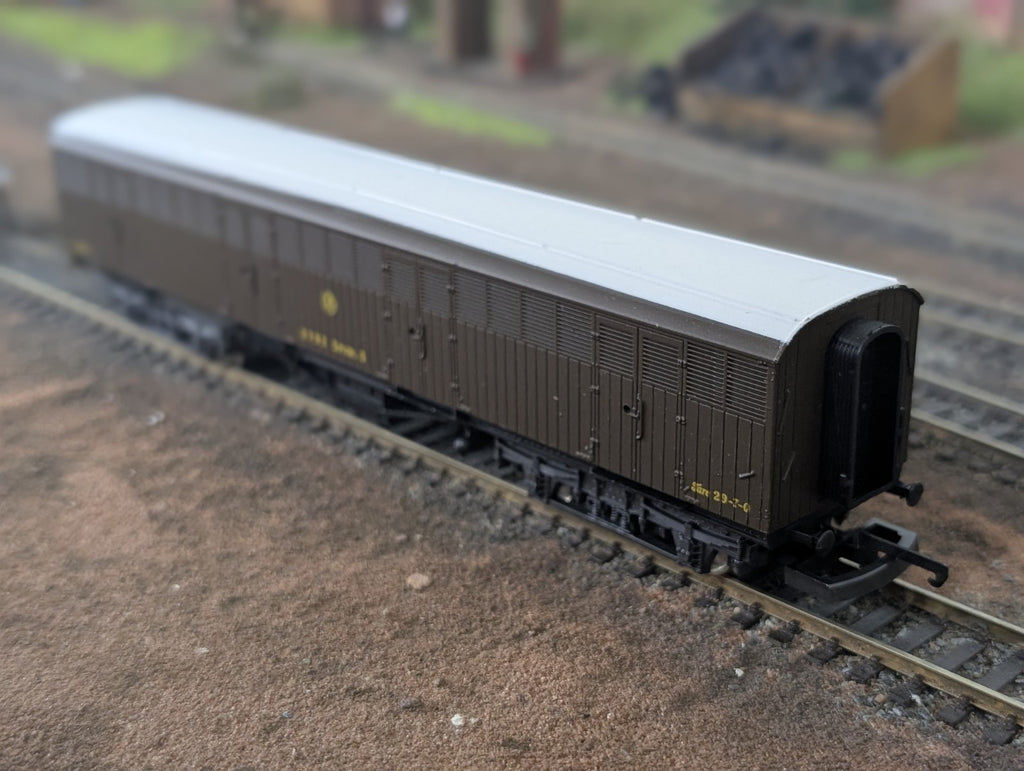 Lima OO Siphon G bogie goods van parcel milk wagon model on railway track